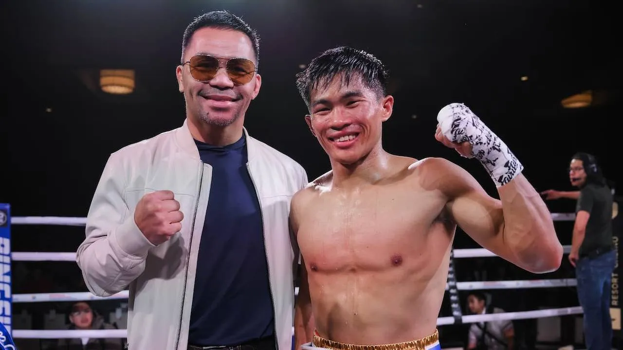 Pedro Taduran (kanan) berpose dengan legenda Filipina Manny Pacquiao. (Foto: Fight TV)