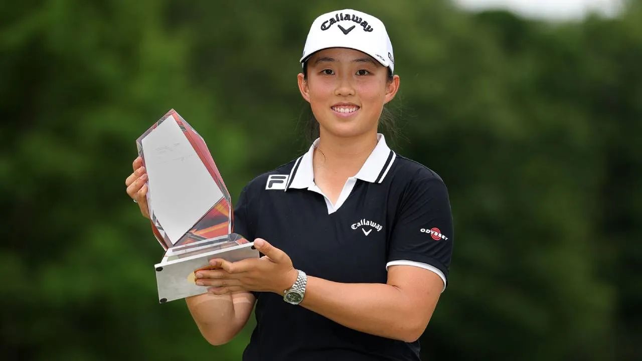 Ruoning Yin berpose dengan trofi FM Championship. (Foto: Golf Digest)