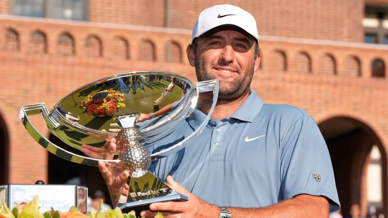 Scottie Scheffler berpose dengan trofi FedEx Cup. (Foto: Golf Digest)