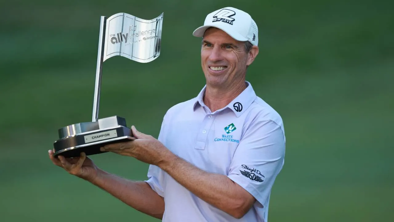 Steven Alker berpose dengan trofi Ally Challenge. (Foto: Golf Digest)