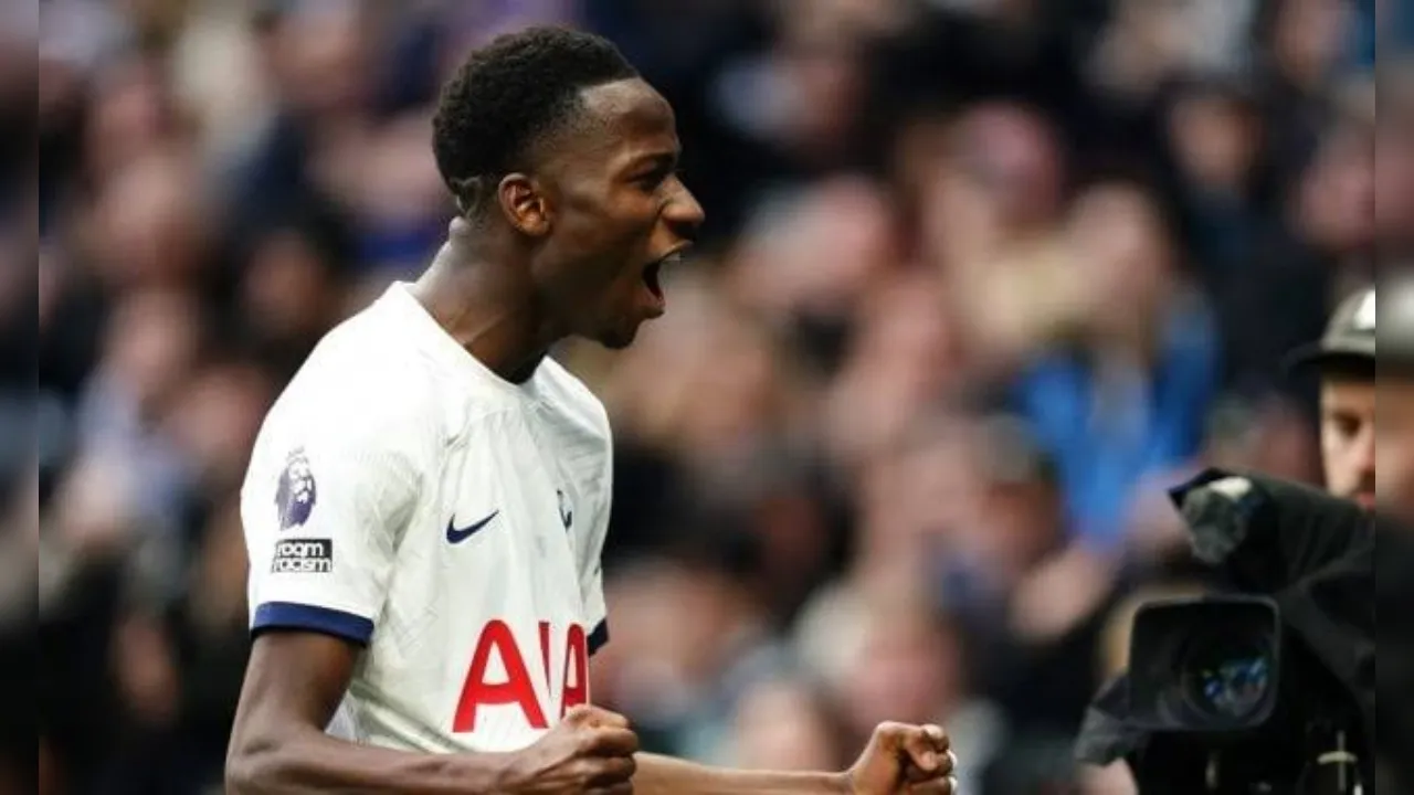 Tottenham pinjamkan Sarr ke Juventus