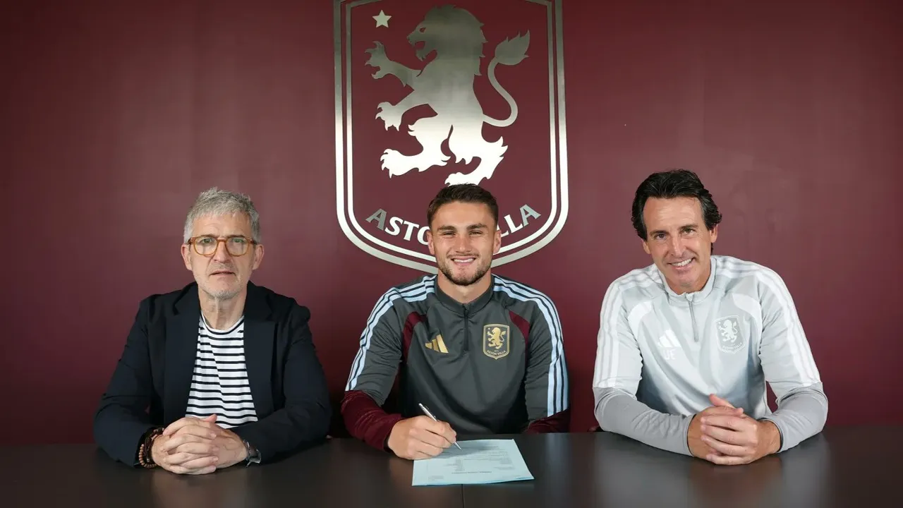 Taylor Harwood-Bellis resmi bergabung dengan Aston Villa usai ditransfer dari Southampton
