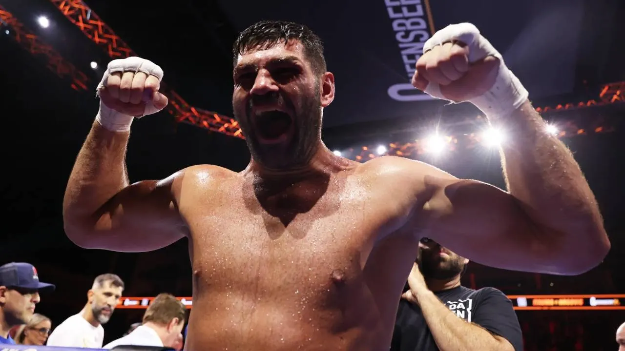 Filip Hrgovic merebut sabuk kelas berat IBF sekaligus meningkatkan rekornya menjadi 21 kemenangan dengan 16 KO dan satu kekalahan. (Foto: Fight TV)