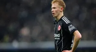 Hugo Larsson dari Eintracht Frankfurt terus bernegosiasi dengan Palace dan Fulham