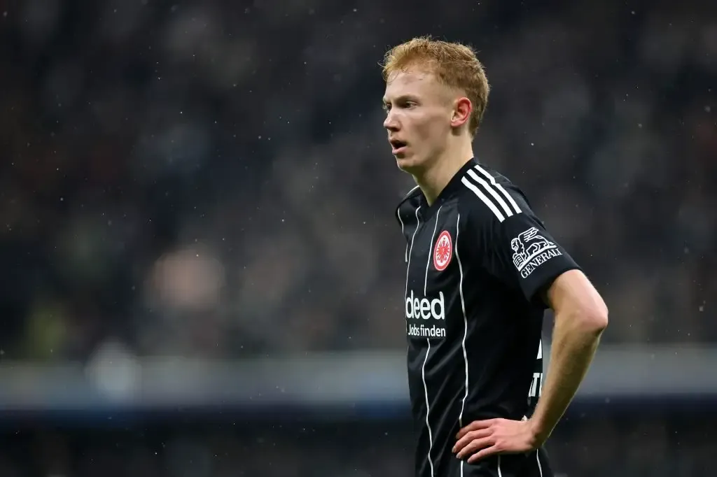Hugo Larsson dari Eintracht Frankfurt terus bernegosiasi dengan Palace dan Fulham - sumber: (getfootballnewsgermany)