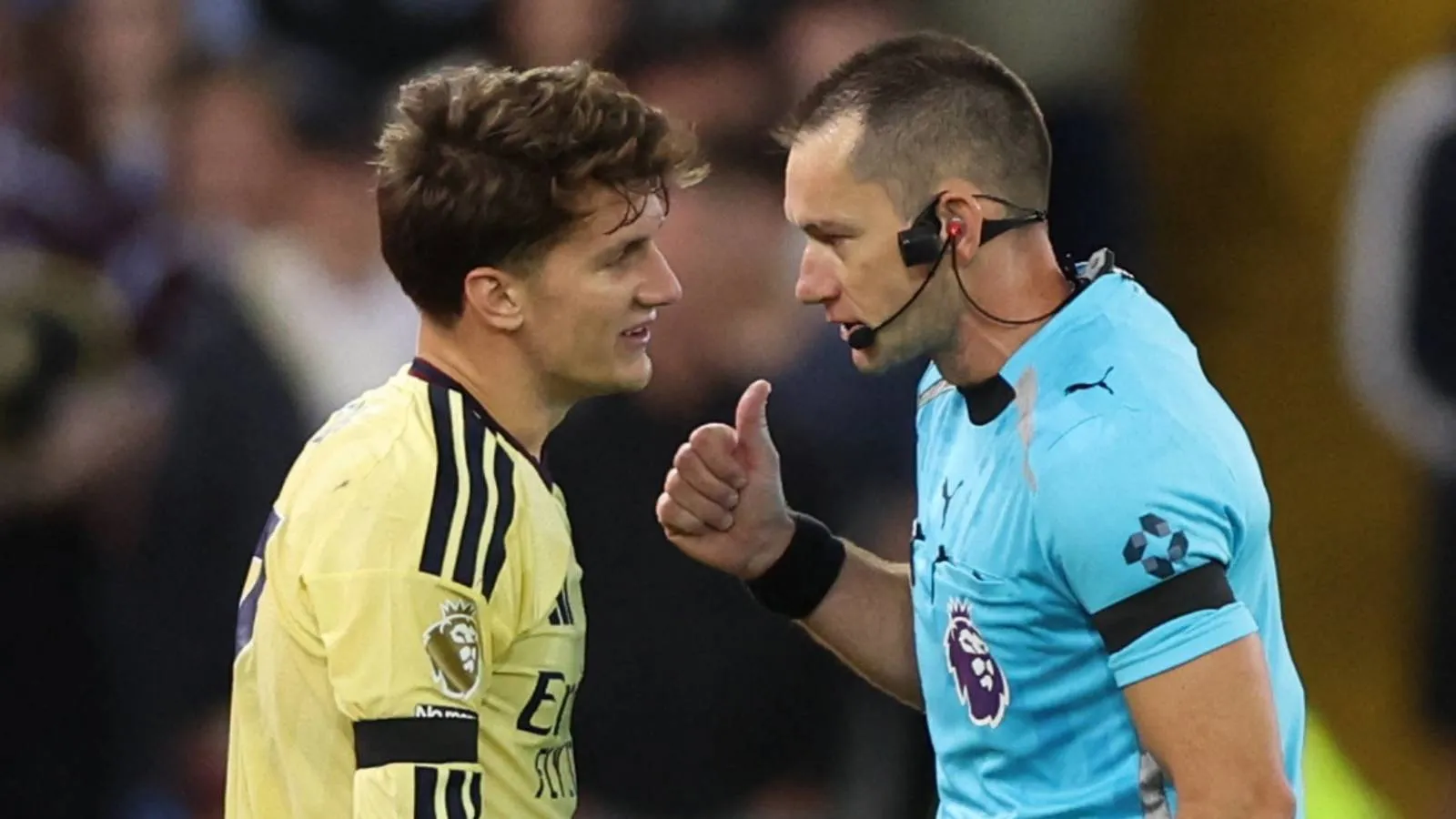 Kontroversi Wasit Laga Aston Villa vs Arsenal: Pakar Aturan Bekukan Tuduhan - sumber: (givemesport)