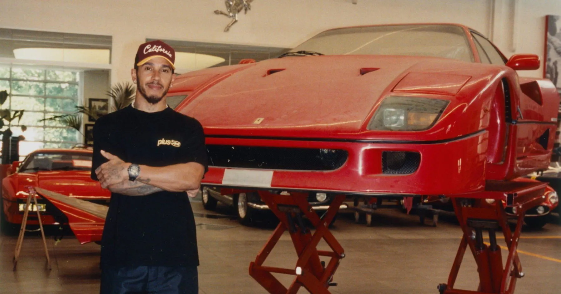 Lewis Hamilton Restorasi Ferrari F40 yang Terbengkalai - sumber: (racingnews365)