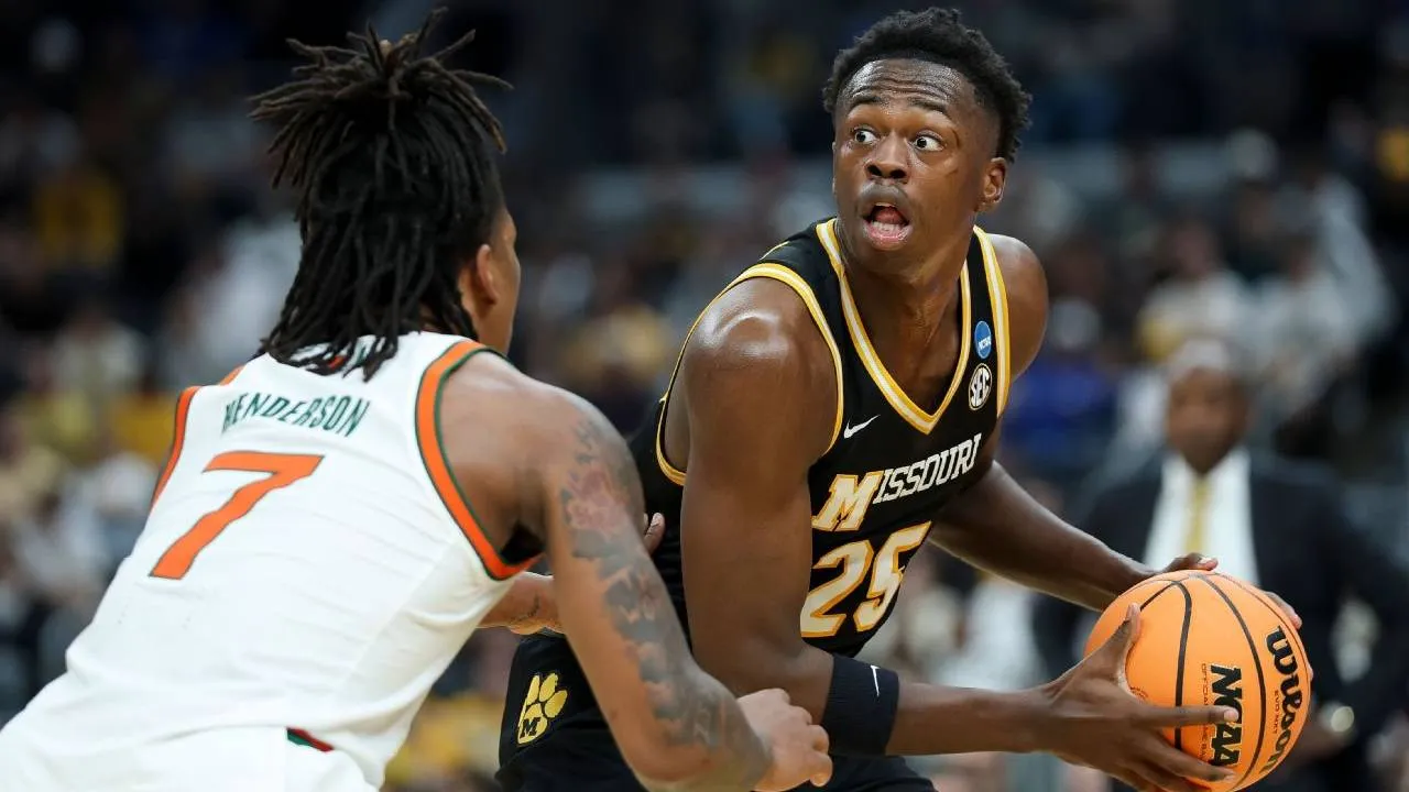 Mark Mitchell (kanan) memilih kembali ke Missouri, program yang membantunya berkembang menjadi salah satu forward terbaik di SEC. (Foto: AP)