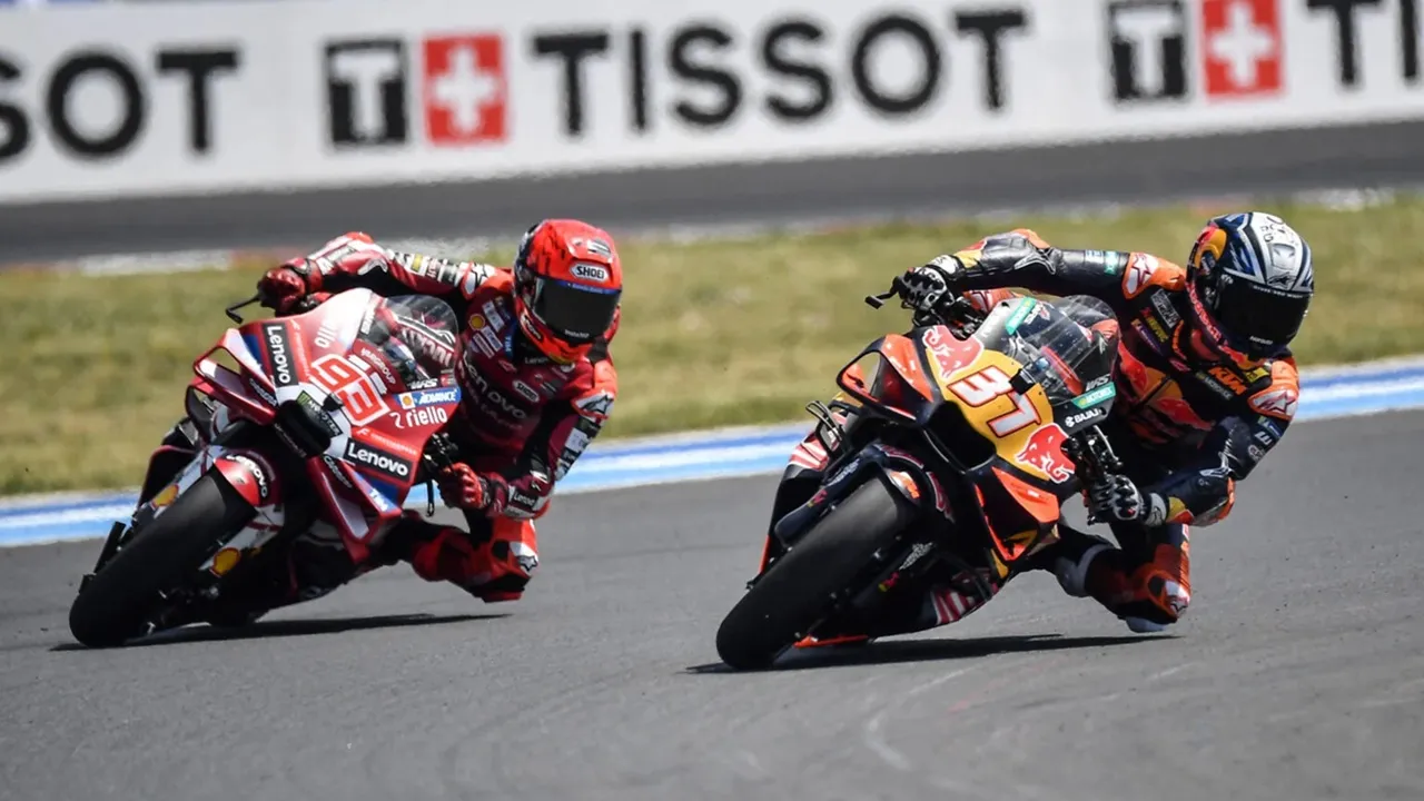 Pedro Acosta saat berduel dengan Marc Marquez