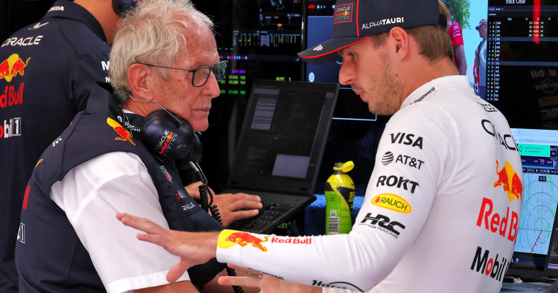 Helmut Marko Ungkap Faktor Penting di Balik Kontrak Verstappen - sumber: (racingnews365)