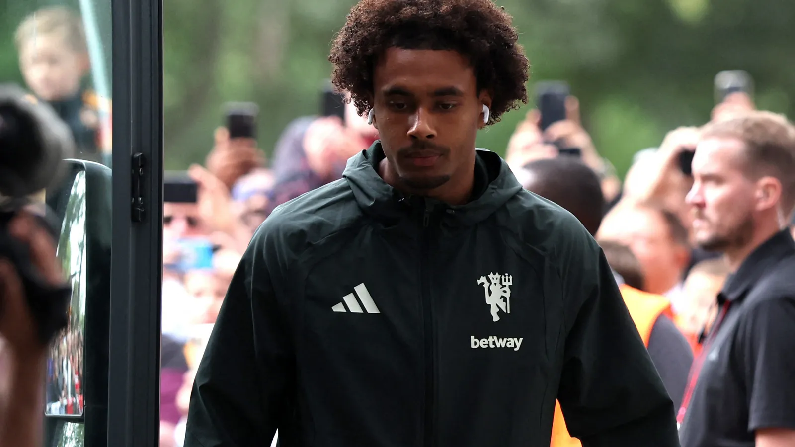Manchester United Putuskan Masa Depan Joshua Zirkzee Usai Tawaran Terlambat dari Everton - sumber: (givemesport)