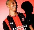 Resmi Gabung AC Milan, Omari Hutchinson Pilih Nomor Punggung 20