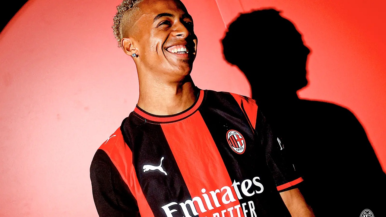 Resmi Gabung AC Milan, Omari Hutchinson Pilih Nomor Punggung 20