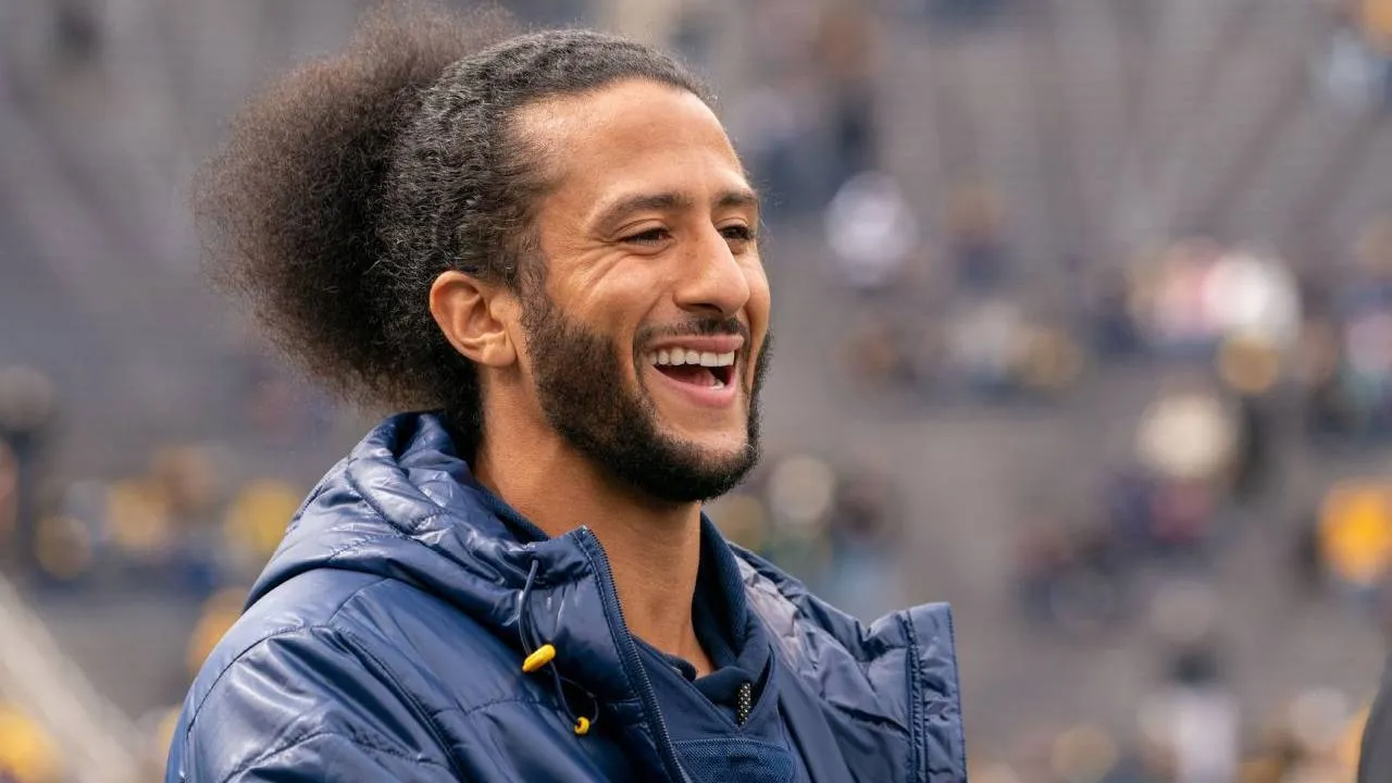 Meski tidak lagi bermain secara profesional, Colin Kaepernick tetap aktif dalam berbagai kegiatan sosial. (Foto: AP)