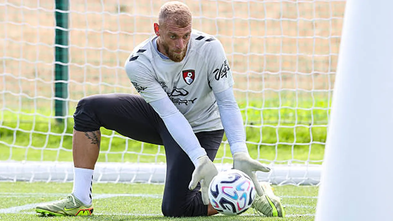 Michele Di Gregorio Jadi Pembelian Terbaik Bournemouth Menurut Fans