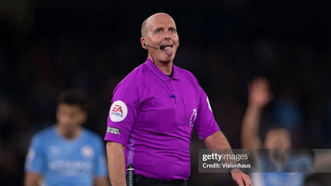 Mike Dean menuai kecaman usai bongkar rahasia menggelikan saat jadi wasit Premier League