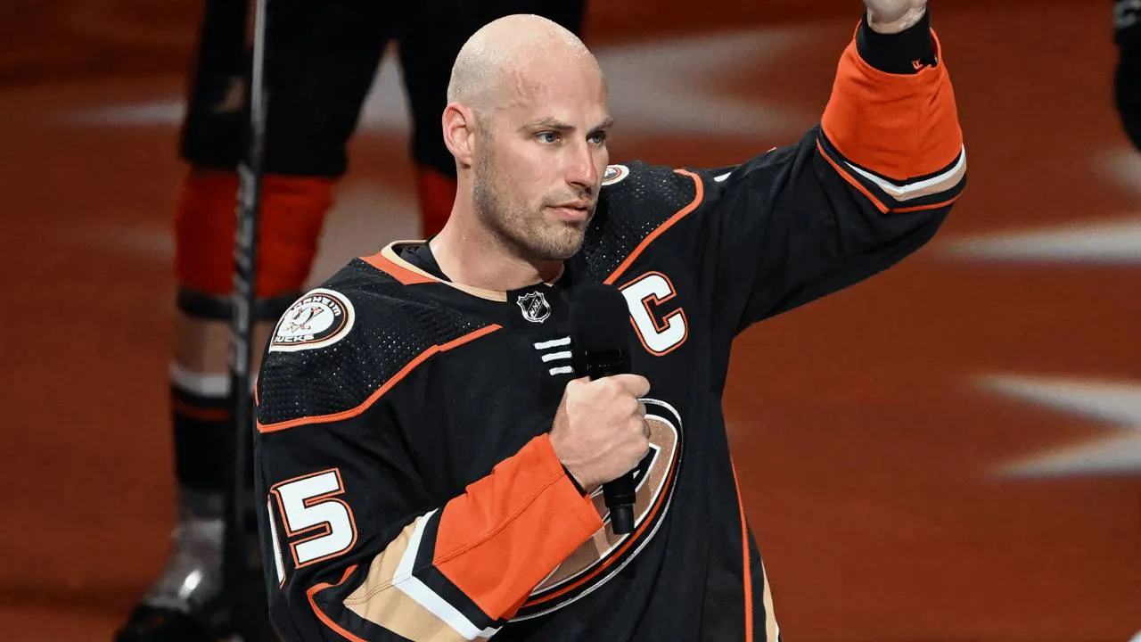 Ryan Getzlaf membantu Ducks meraih gelar Stanley Cup pada 2007, sekaligus menjadi bagian dari tim nasional Kanada yang merebut medali emas Olimpiade pada 2010 dan 2014. (Foto: AP)