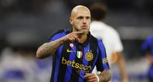 Barcelona Identifikasi Bek Kiri Inter Milan sebagai Target