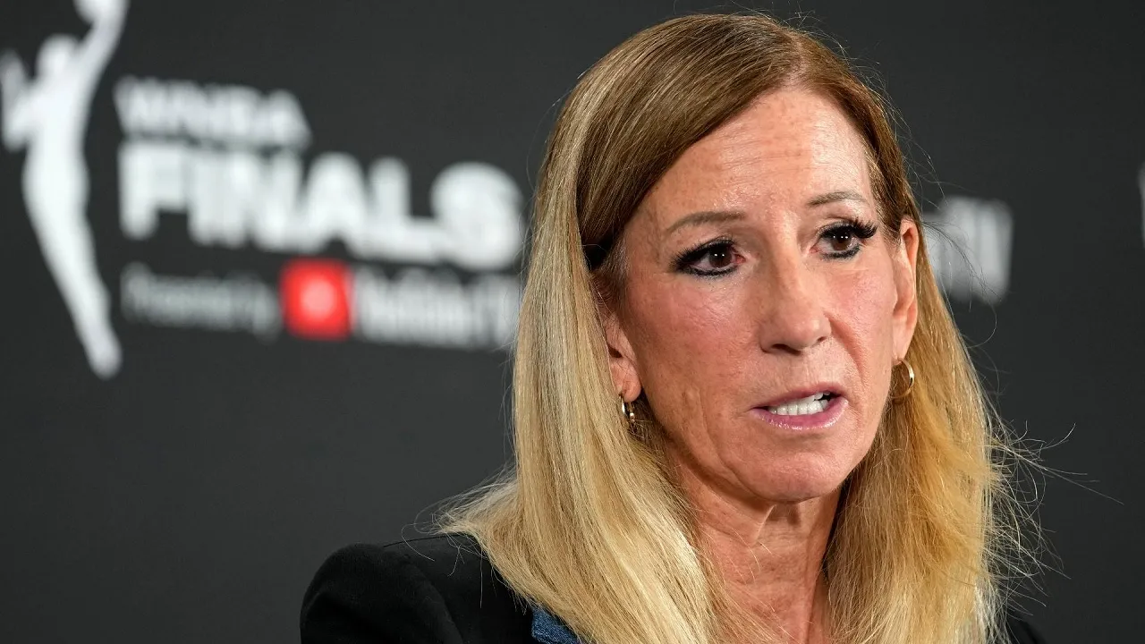 Cathy Engelbert akan pensiun jadi komisaris WNBA.