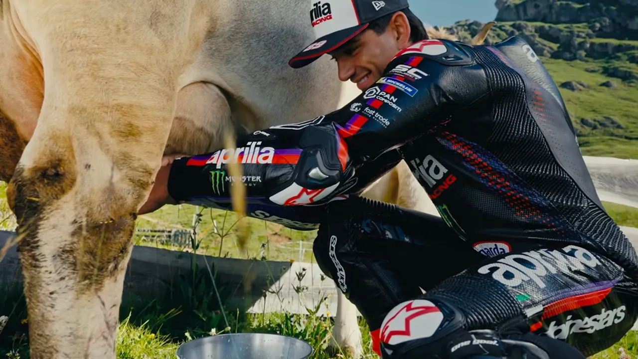 Jorge Martin Jadi Tukang Perah Sapi dalam Iklan Kocak Aprilia