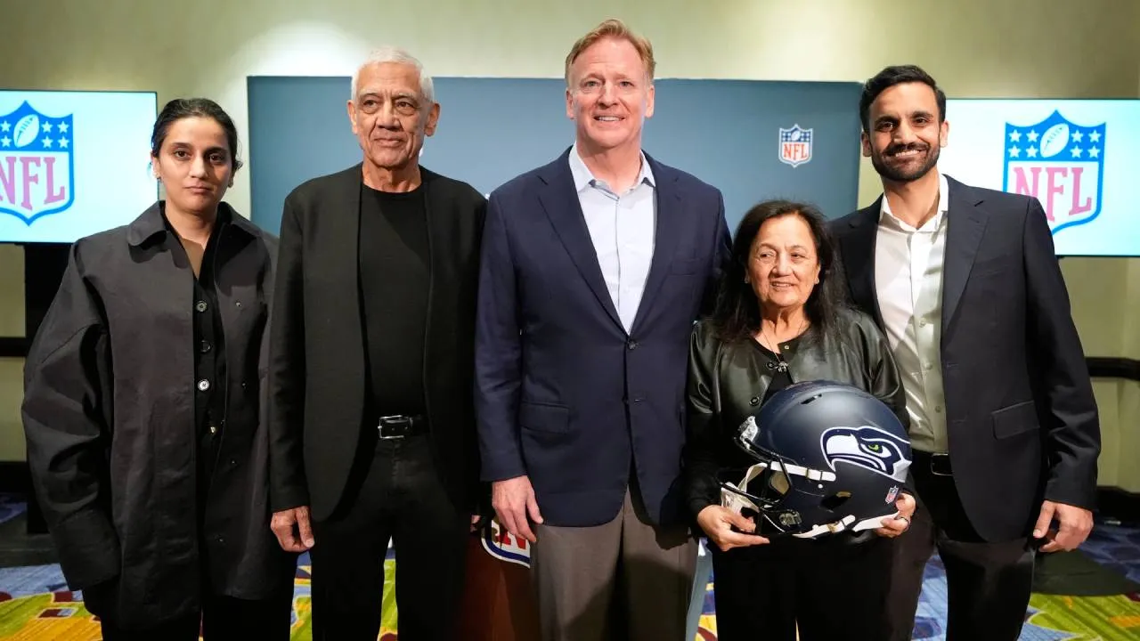 Keluarga Khosla, pemilik baru Seattle Seahawks, berpose bersama komisioner NFL Roger Goodell. (Foto: AP)
