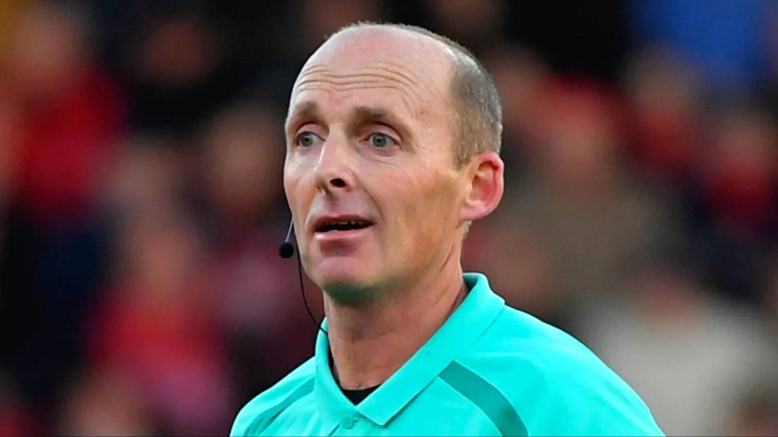 Mike Dean Klarifikasi Pernyataannya Usai Kontroversi di Liga Premier - sumber: (givemesport)