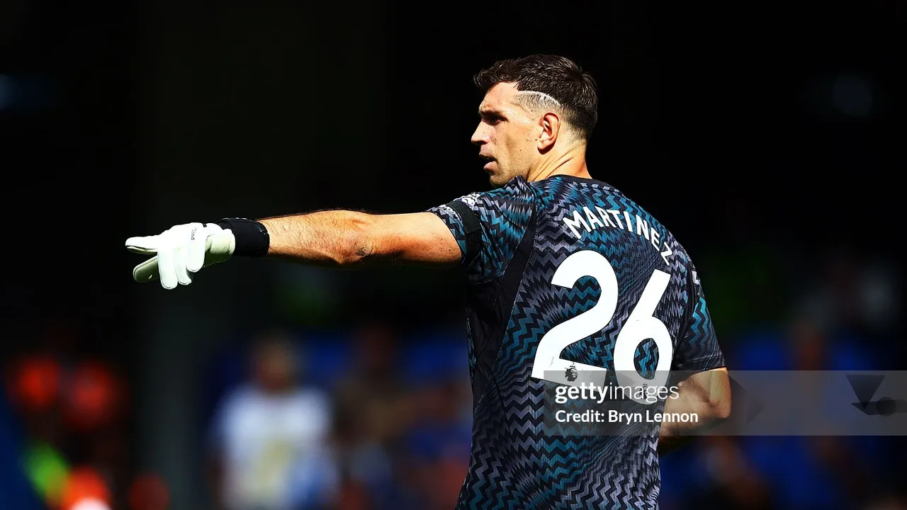 Roy Keane Ragukan Keputusan Chelsea Rekrut Emiliano Martinez