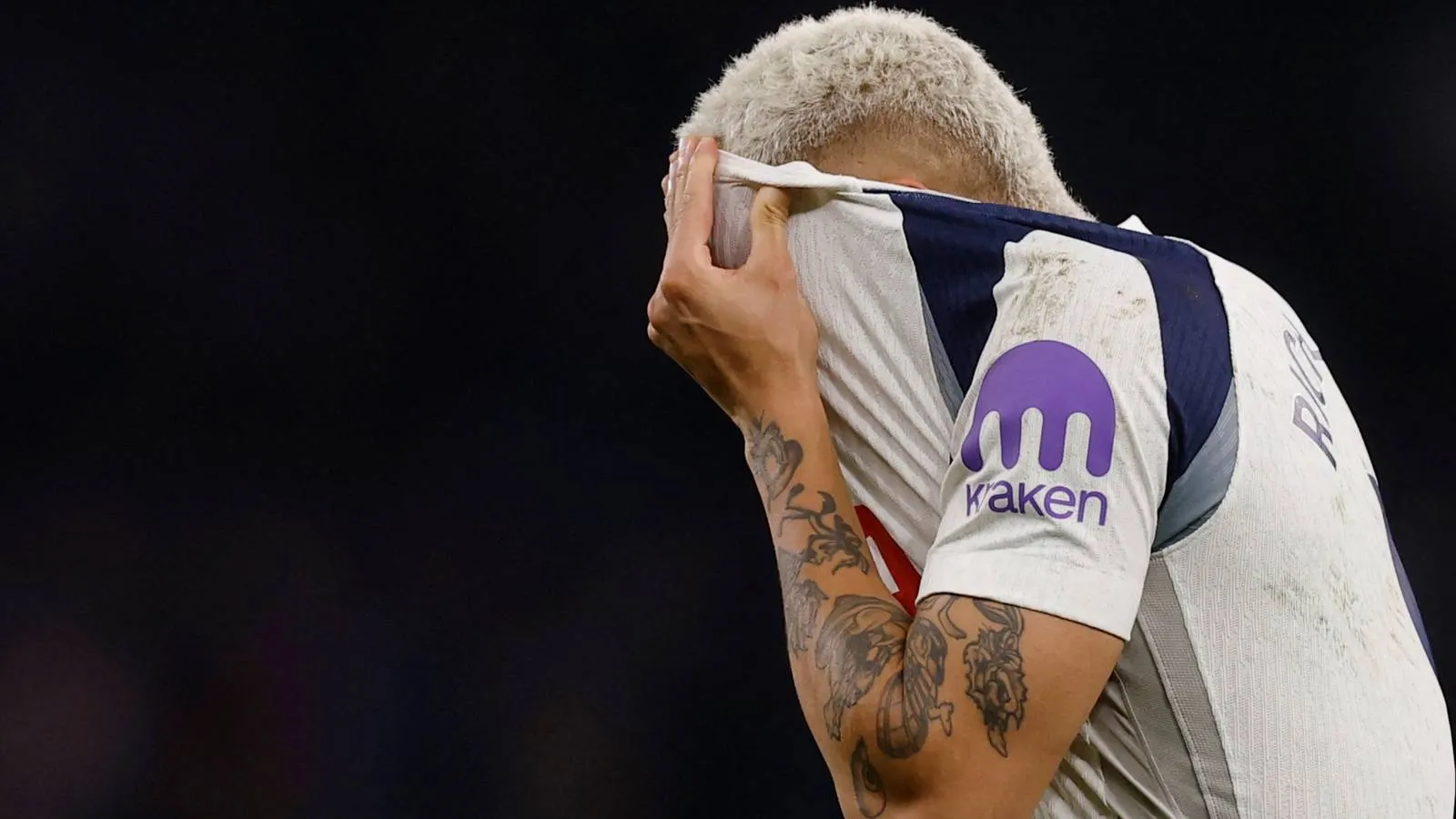 Trabzonspor Tunggu Lampu Hijau Tottenham untuk Rekrut Richarlison - sumber: (givemesport)