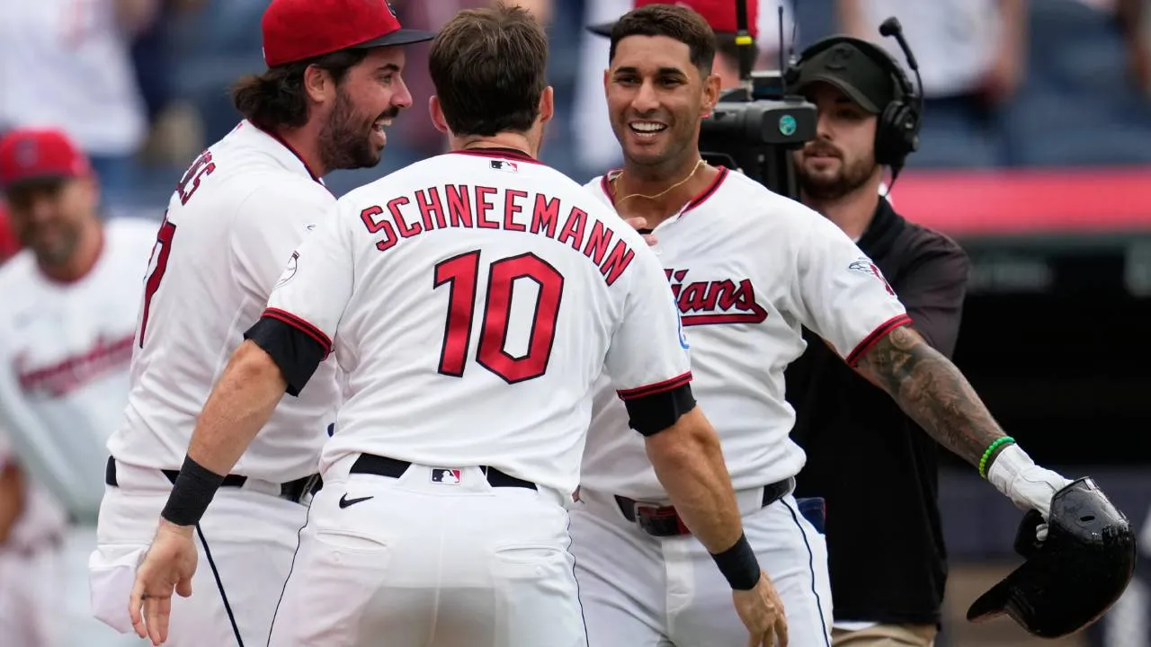 Brayan Rocchio (kanan) melakukan selebrasi setelah mencetak walk-off homerun. (Foto: AP)