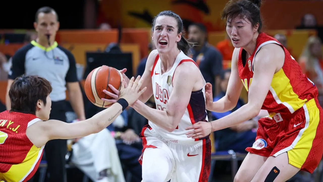 Caitlin Clark (tengah) mencatat 14 poin dan 11 assist saat Amerika Serikat mengalahkan China 94-61 pada pertandingan pembuka Piala Dunia FIBA Putri di Berlin, Jumat (4/9). (Foto: AP)