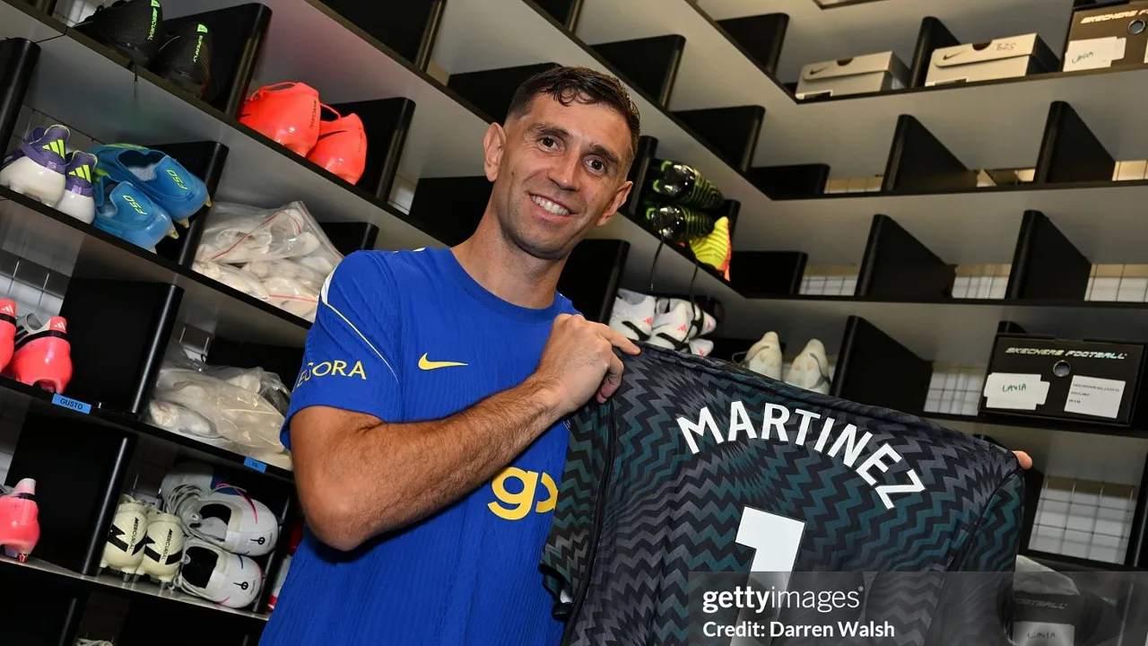 Emiliano Martinez Resmi Pakai Nomor Punggung 1 di Chelsea