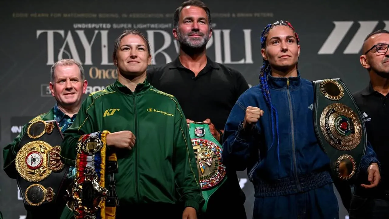 Katie Taylor (kiri) dan Flora Pili. (Foto: Fight TV)