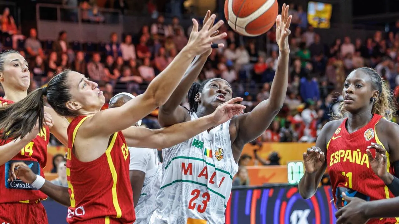 Sika Kone (kiri) mencetak 19 poin dan 10 rebound saat Mali mengalahkan Spanyol 82-73 dalam pertandingan Grup Piala FIBA Dunia Putri 2026 di Berlin, Sabtu (5/9). (Foto: AP)