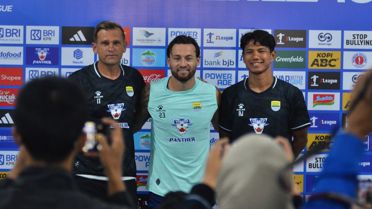 Igor Tolic Tidak Mau Ambil Pusing Soal Kondisi Rumput GBLA