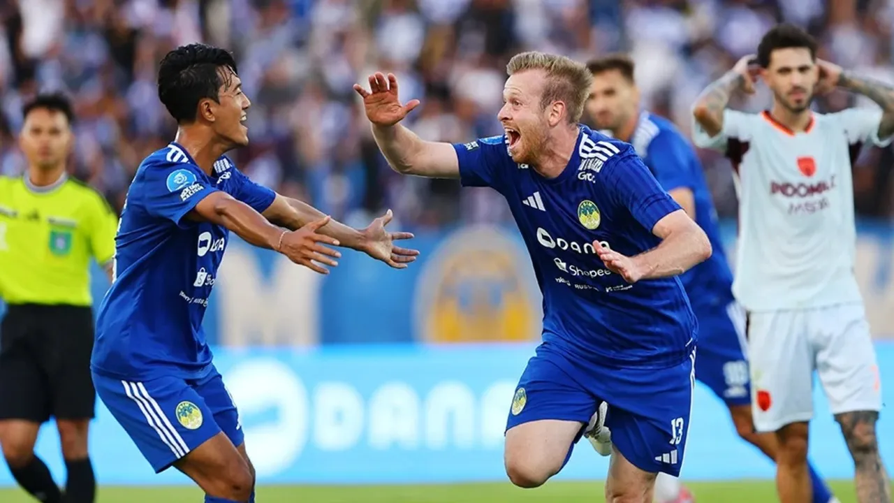 Pemain PSIM Jogja, Adrian Purzycki mencetak gol di laga debut