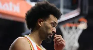 Jordan Nwora Buka Suara Mengenai Kinerja Ibon Navarro