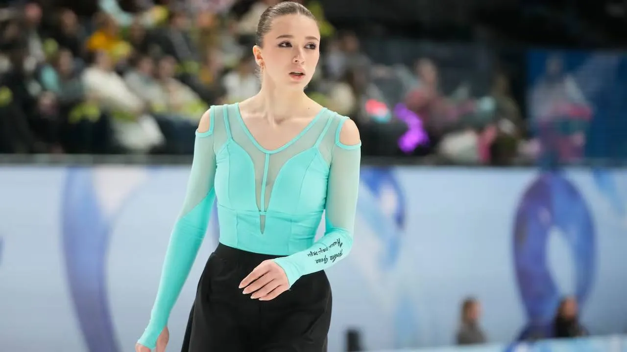 Status Kamila Valieva dicabut karena adanya kekhawatiran bahwa ia mungkin melanggar ketentuan terkait dukungan terhadap perang Rusia di Ukraina. (Foto: AP)