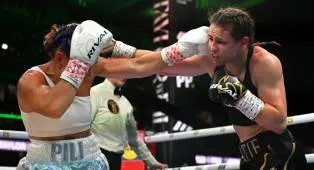 Katie Taylor Tutup Karier dengan Kemenangan atas Flora Pili