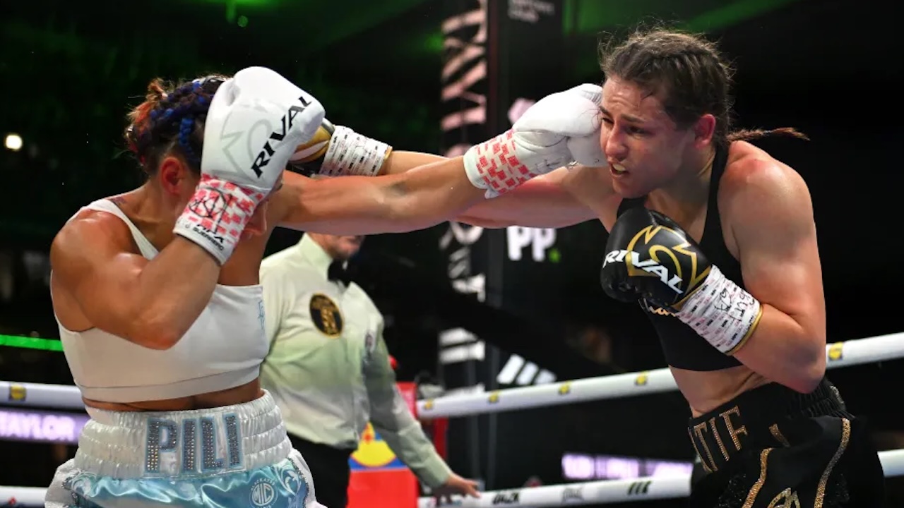 Katie Taylor Tutup Karier dengan Kemenangan atas Flora Pili
