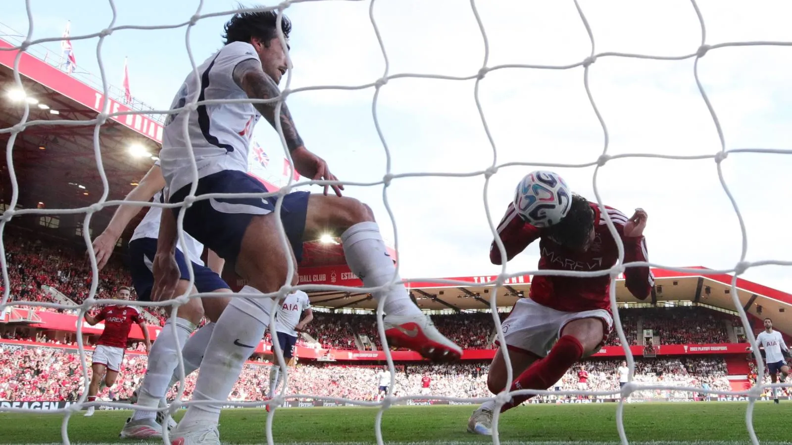 Mantan Bos PGMOL Ungkap Pandangan Soal Gol Kontroversial Forest yang Dianulir Lawan Spurs - sumber: (givemesport)