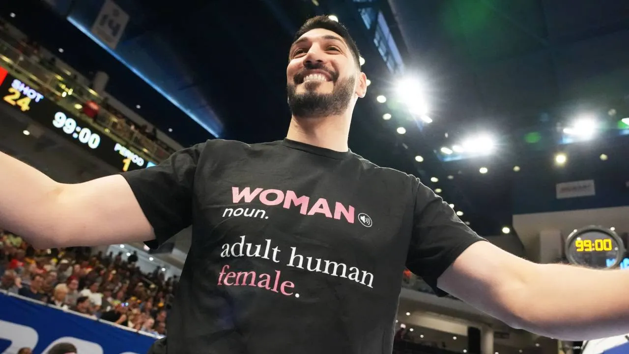 Dalam beberapa tahun terakhir, Enes Kanter Freedom aktif menyuarakan pandangan politik dan terlibat dalam perdebatan nasional mengenai atlet transgender di olahraga putri. (Foto: AP)