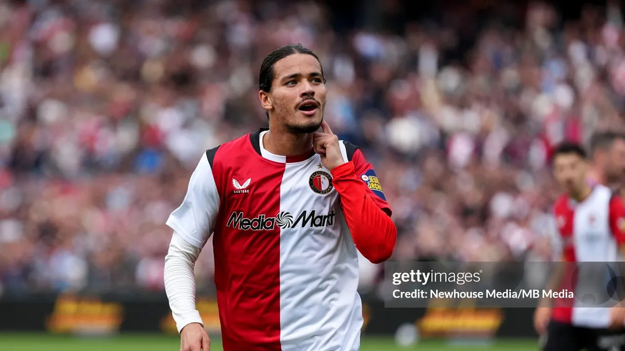 Anis Hadj Moussa dipastikan bertahan di Feyenoord usai kesepakatan rekor transfer batal