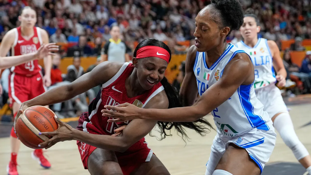 Jackie Young (kiri) mencetak 10 poin saat AS setelah mengalahkan Italia 55-52 dalam pertandingan Grup D di Piala Dunia FIBA putri 2026. (Foto: AP)