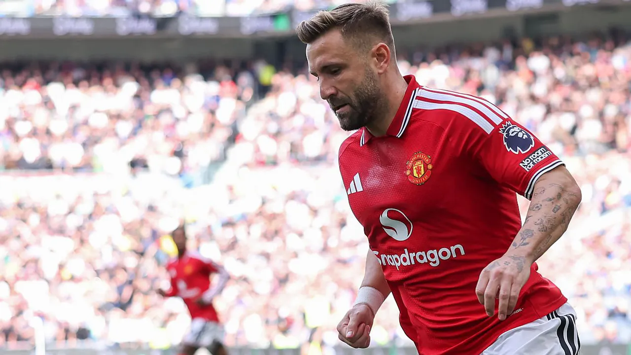Dua Legenda MU Puji Performa Luke Shaw Saat Hadapi Everton