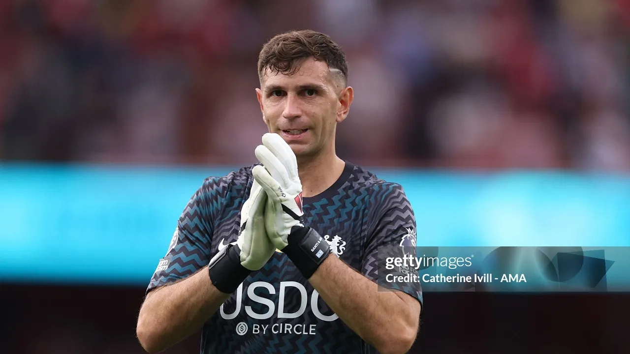 Emiliano Martinez Dinilai Jamie Carragher Mengalami Penurunan Performa
