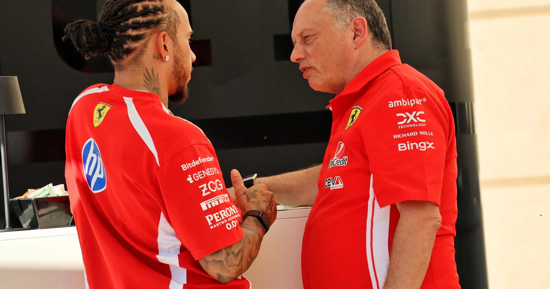 Ferrari Pertimbangkan Ubah Strategi Usai Kritik Hamilton - sumber: (racingnews365)