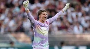 Finn Dahmen Puji Semangat Juang Augsburg Usai Bantai Frankfurt