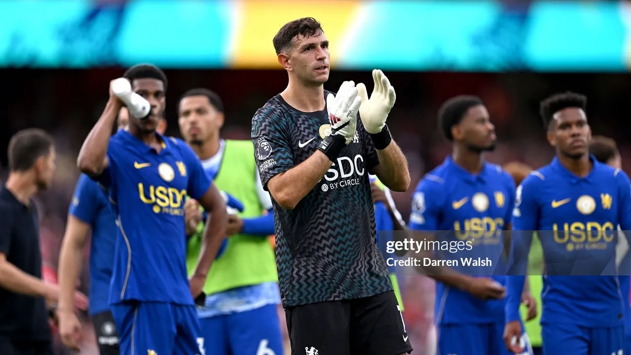 Frank Leboeuf sebut Emiliano Martinez bisa emosi akibat buruknya koordinasi pertahanan Chelsea