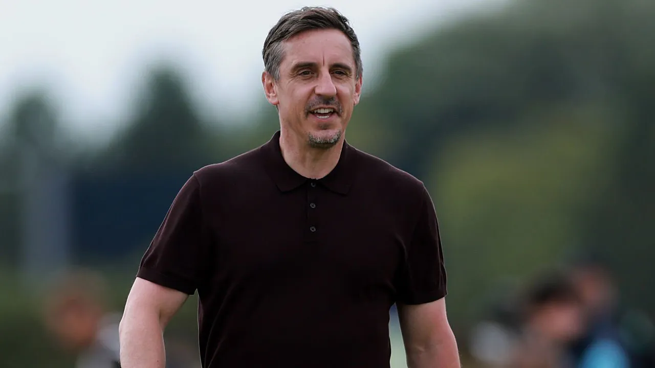 Gary Neville Kritik Lini Belakang Chelsea Usai Dikalahkan Arsenal