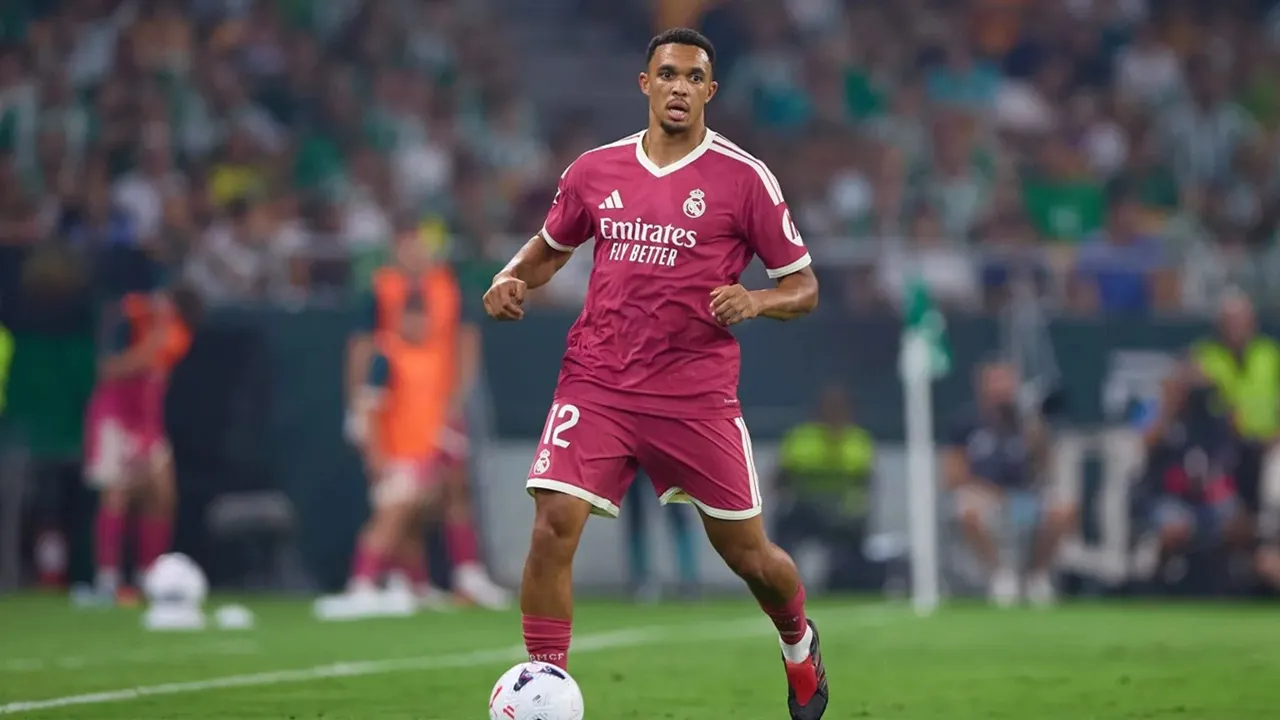 Jose Mourinho Bisa Geser Alexander-Arnold Isi Lini Tengah
